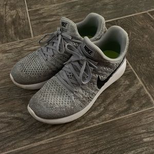 Nike gray tennis shoes